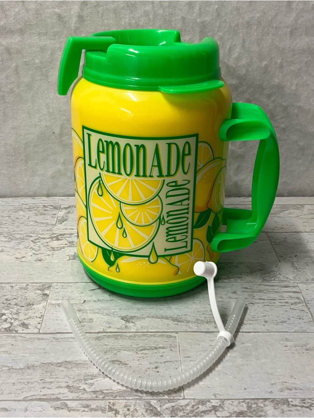 Whirley 64 oz Hot & Cold Insulated Drink Travel Cup Mug USA  LEMONADE W/ Straw